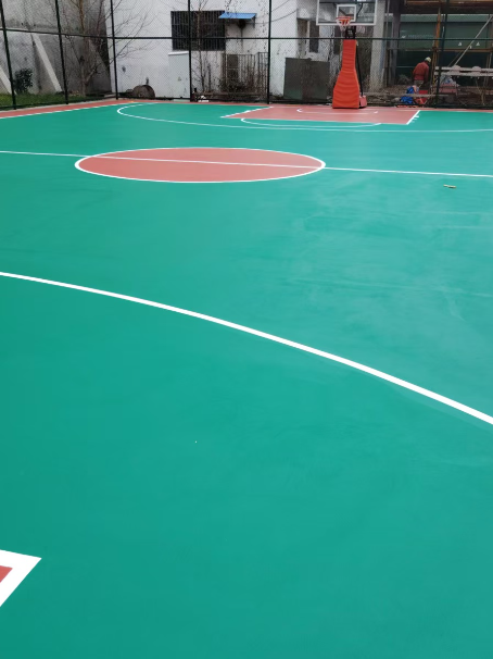 二连浩特 球场长期使用易出现地面开裂